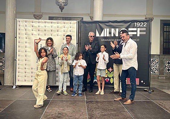 Juana, la hija de Pepe Luis Habichuela (a la derecha), baila durante la presentación del festival Milnoff.