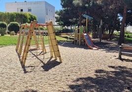 Zona de juegos de El Toyo que va a ser remodelada.