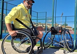 Francisco Ramírez, de Granada Integra, demuestra que con la silla para competir no se puede acceder a la pista.