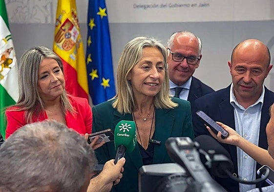 Rocío Hernández atiende a los medios de comunicación.