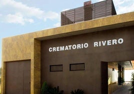 Acceso al Crematorio Rivero, en la localidad de Andújar.