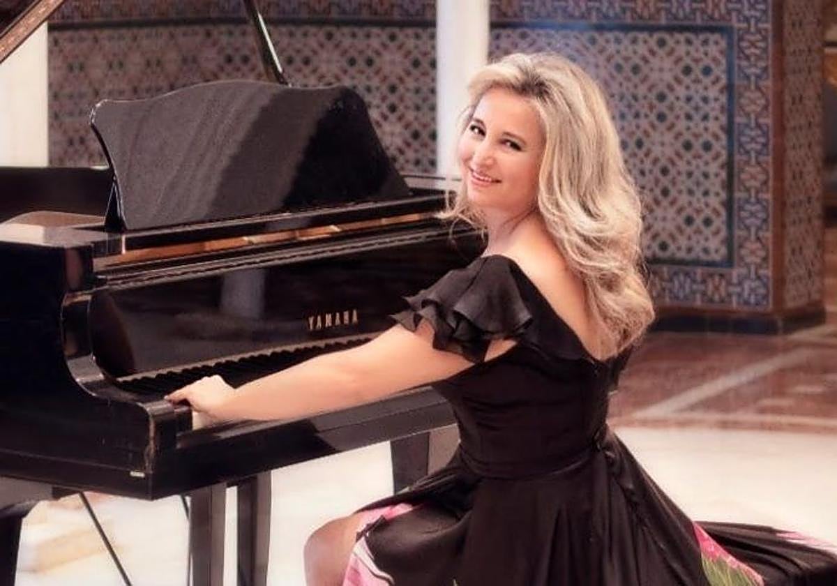 La pianista Paula Coronas estará esta tarde en el salón de plenos del Ayuntamiento.