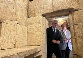 Jesús Estrella y José Ayala durante la visita a la Cámara Sepucral de Toya.