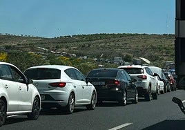 Retencones en la A-44 por un coche en llamas.