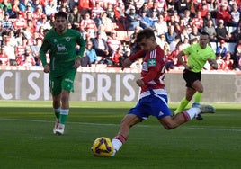El rojiblanco Rodelas chuta ante la mirada de Pérez Hernández durante el duelo con el Racing.