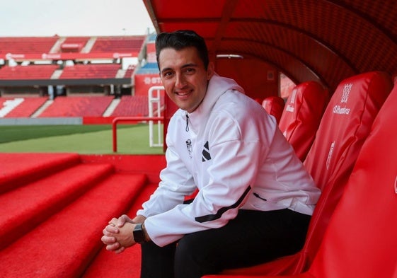 El técnico madrileño posa para IDEAL en una imagen de archivo desde el banquillo del estadio de Los Cármenes.
