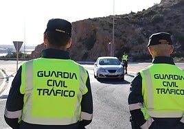 Dos agentes de Tráfico durante un control, de archivo.