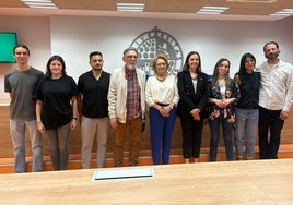 Los seis seleccionados para la residencia posan con los patrocinadores y colaboradores.