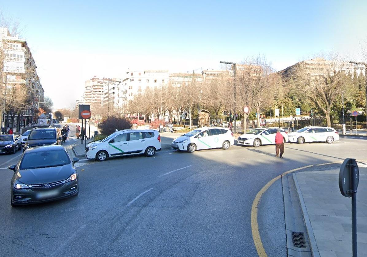 Un autobús atropella a una mujer en la rotonda del Triunfo en Granada