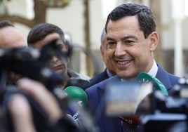 Juanma Moreno atiende a los medios de comunicación.