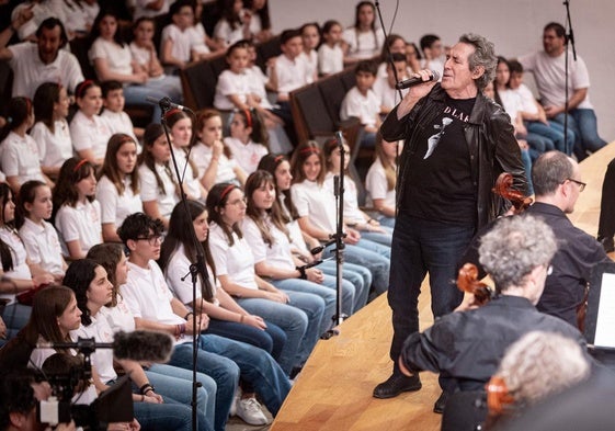 Un momento de la grabación, con Miguel Ríos, la OCG dirigida por Macías y los jóvenes.