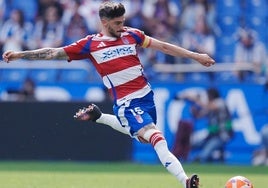 Carlos Neva se dispone a desplazar el balón durante el partido en La Coruña del pasado sábado.