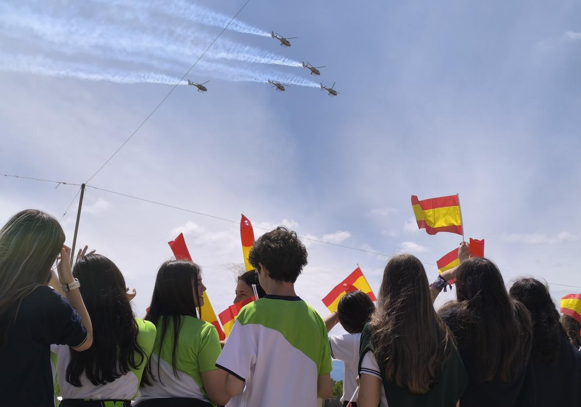 Imagen principal - Espectaculares acrobacias de cinco helicópteros del Ejército del Aire en Jaén