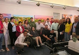 Algunos de los artistas participantes en la ruta, con la alcaldesa.