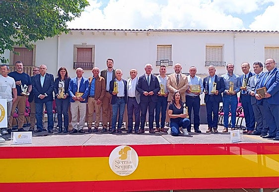 Foto de familia de los premiados.