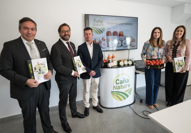 El delegado del Gobierno, Antonio Granados, junto al delegado territorial de Economía, Hacienda y Fondos Europeos y de Industria, Energía y Minas, Gumersindo Fernández, han visitado las instalaciones de la factoría.