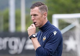 El entrenador del Castellón, Johan Plat, durante un entrenamiento esta semana.