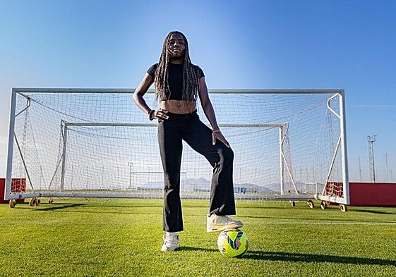 Edna posa para IDEAL en la Ciudad Deportiva del Granada.