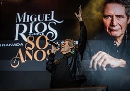 Miguel Ríos, en el concierto por su 80 cumpleaños, en Granada.