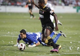Ighalo, en su regate a Jaime que acabó con su gol.