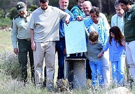 David Broncano en el momento de la suelta de uno de los linces.