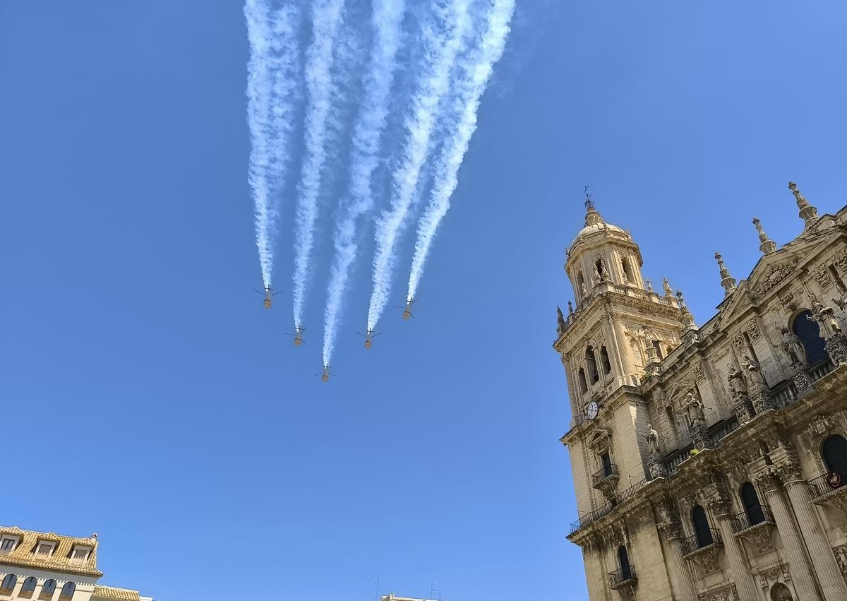 Imagen secundaria 1 - Las banderas de España y Jaén conquistan el cielo en el desfile del Ejército del Aire