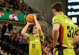 Elias Valtonen lanza un tiro libre.