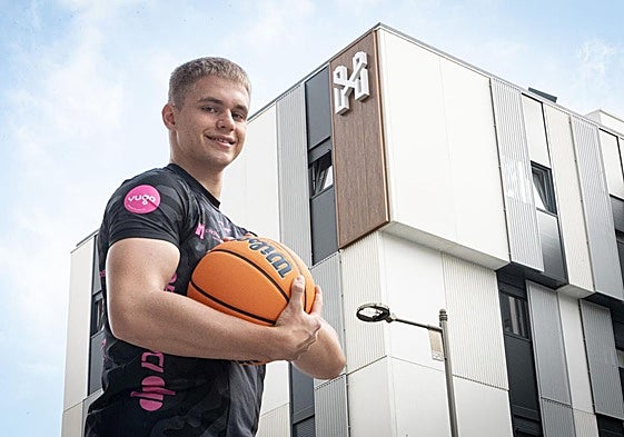 Stepan Topor, jugador de baloncesto de 17 años que juega en el CB Armilla, posa junto a la residencia Yugo Granada Salud, en la que vive desde hace meses.