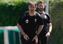 Pacheta vocifera a sus futbolistas durante un entrenamiento.