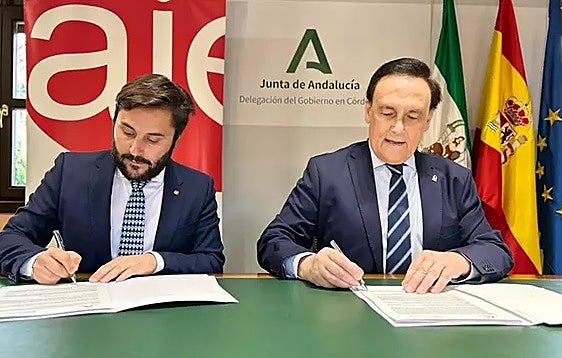 El consejero de Universidad y el presidente de AJE suscriben la resolución por la que la asociación recibirá 150.000 euros en 2025 para su programa 'Consolida Joven'.