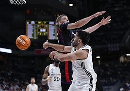El Movistar Arena albergó el crucial partido del Covirán por la permanencia contra el Real Madrid, aquí Valtonen obstaculiza un pase de Campazzo.
