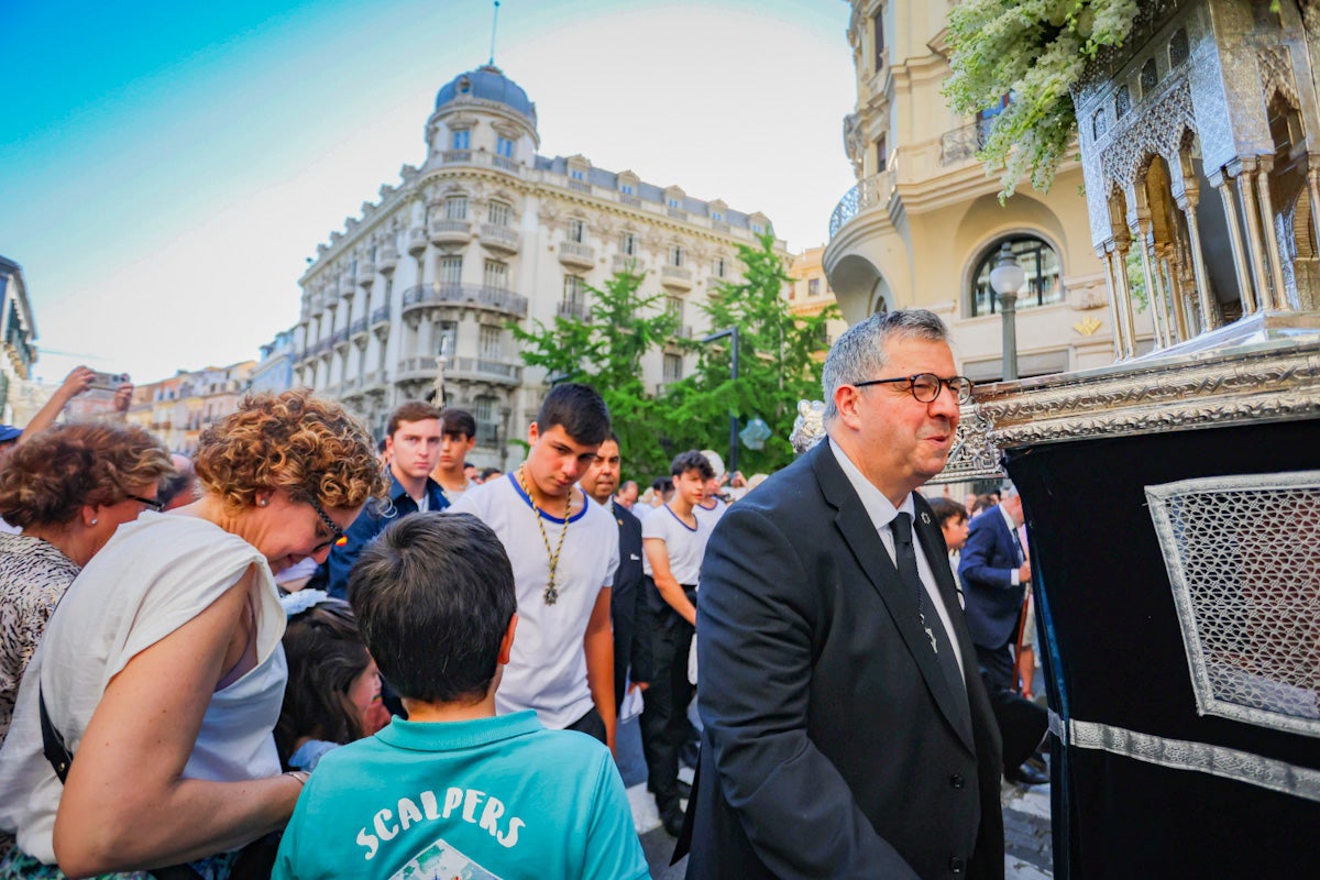 Las imágenes de una procesión histórica: la Alhambra desde Catedral a su templo
