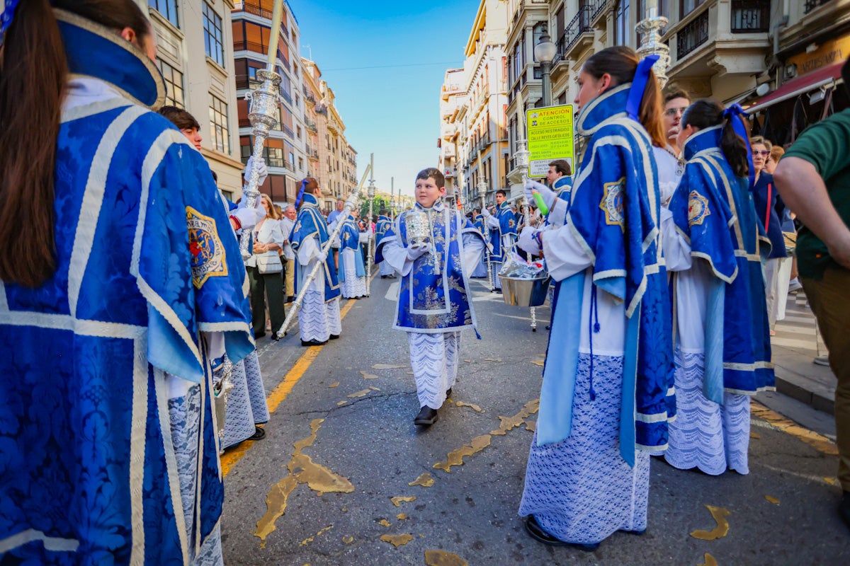 Las imágenes de una procesión histórica: la Alhambra desde Catedral a su templo