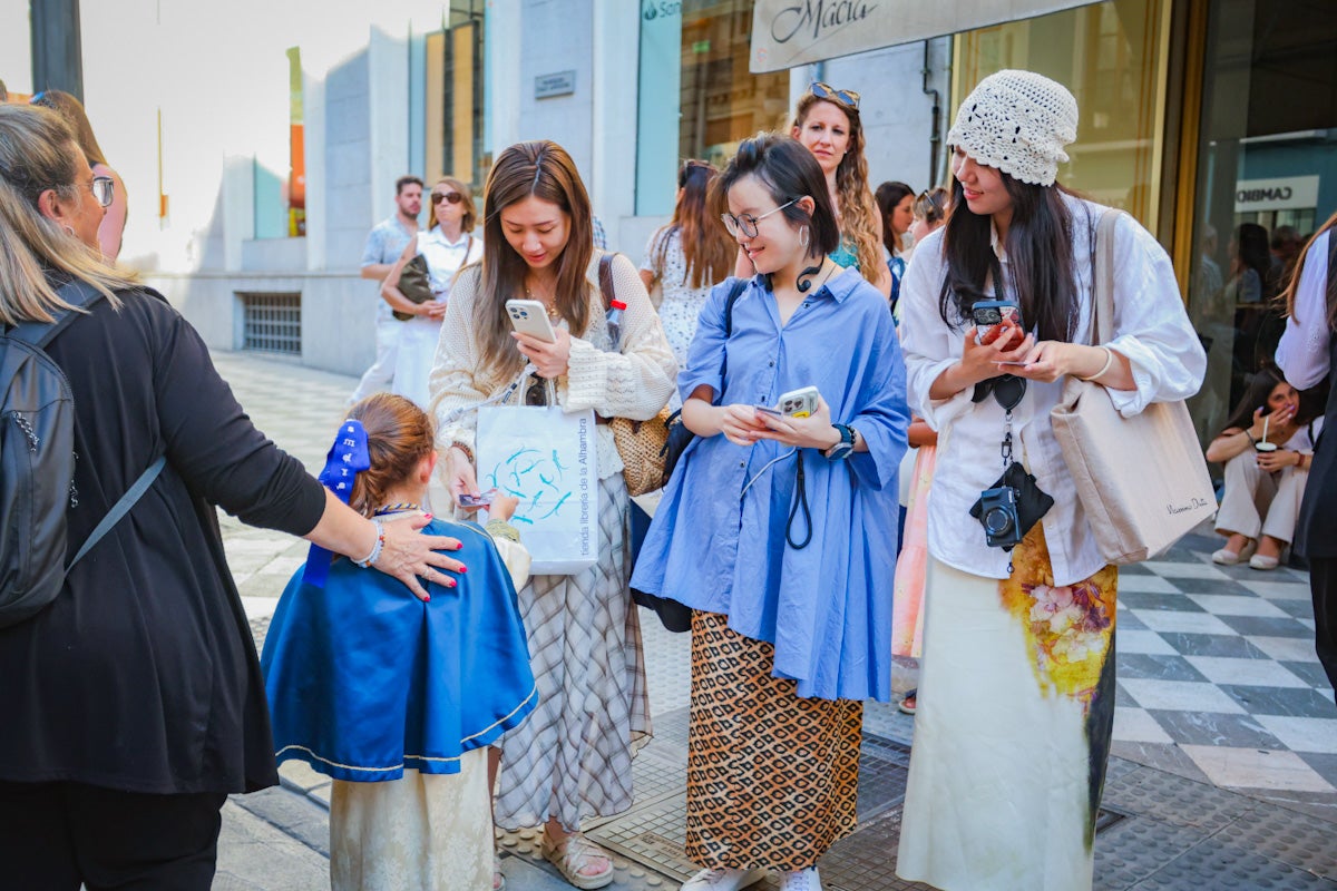 Las imágenes de una procesión histórica: la Alhambra desde Catedral a su templo