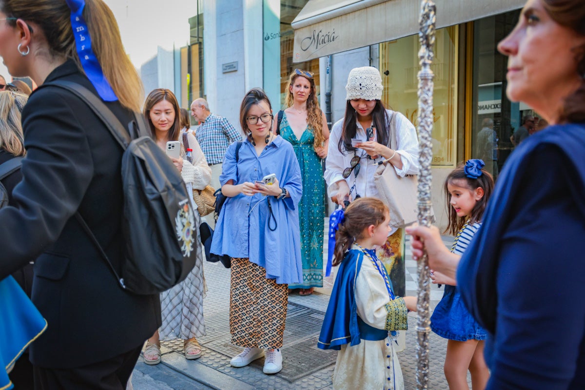 Las imágenes de una procesión histórica: la Alhambra desde Catedral a su templo