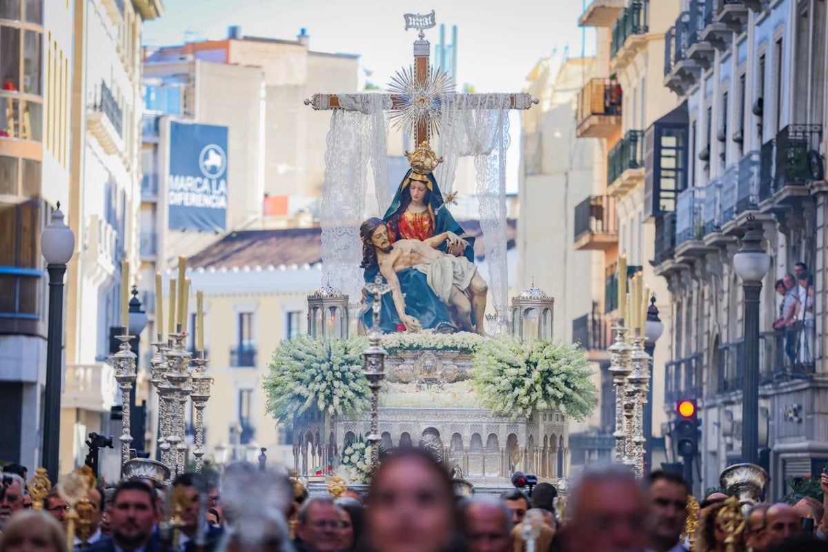 Las imágenes de una procesión histórica: la Alhambra desde Catedral a su templo