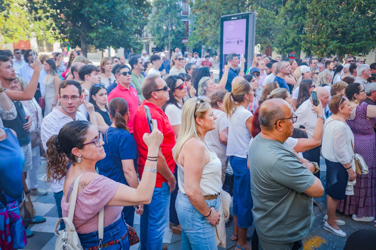 Las imágenes de una procesión histórica: la Alhambra desde Catedral a su templo