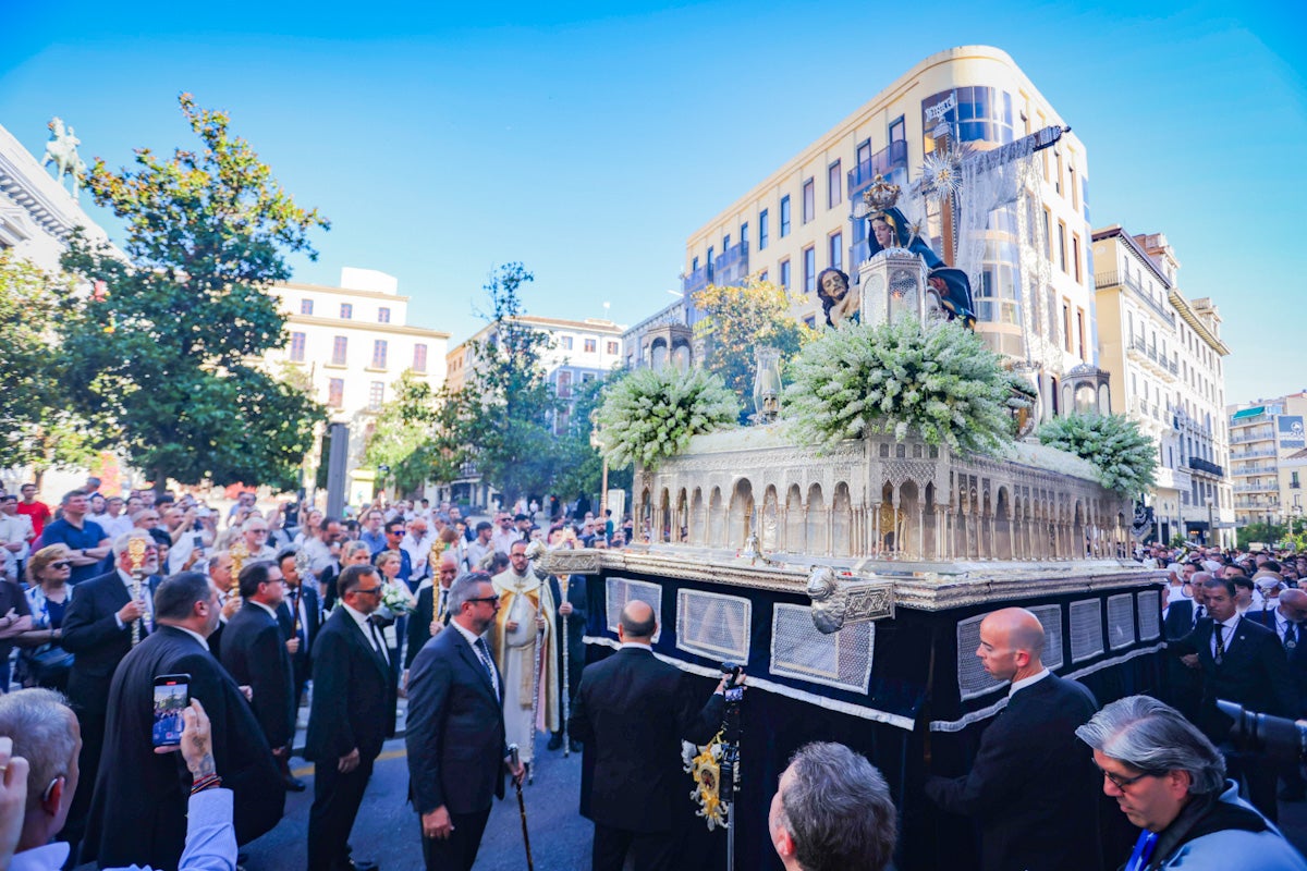 Las imágenes de una procesión histórica: la Alhambra desde Catedral a su templo
