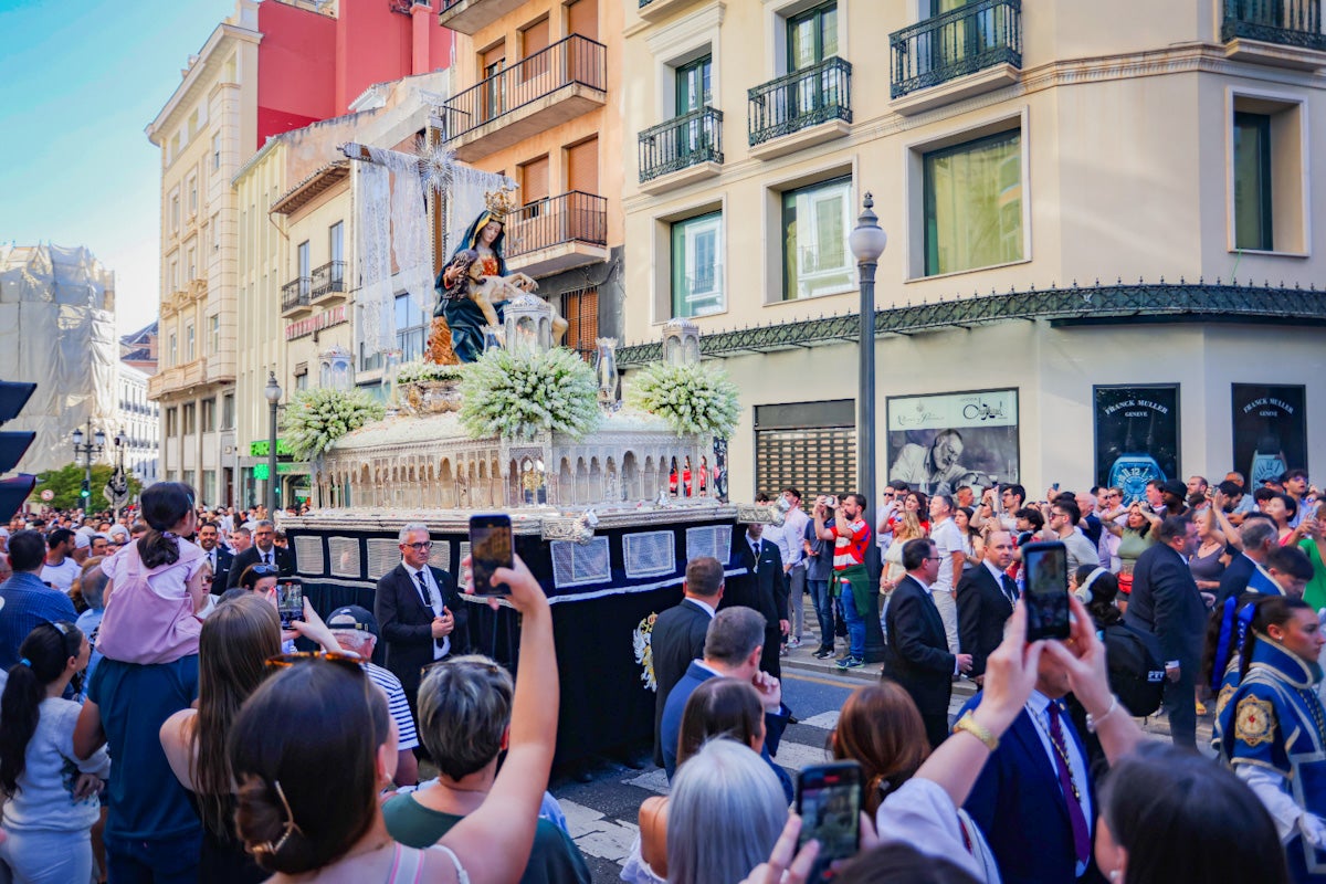 Las imágenes de una procesión histórica: la Alhambra desde Catedral a su templo