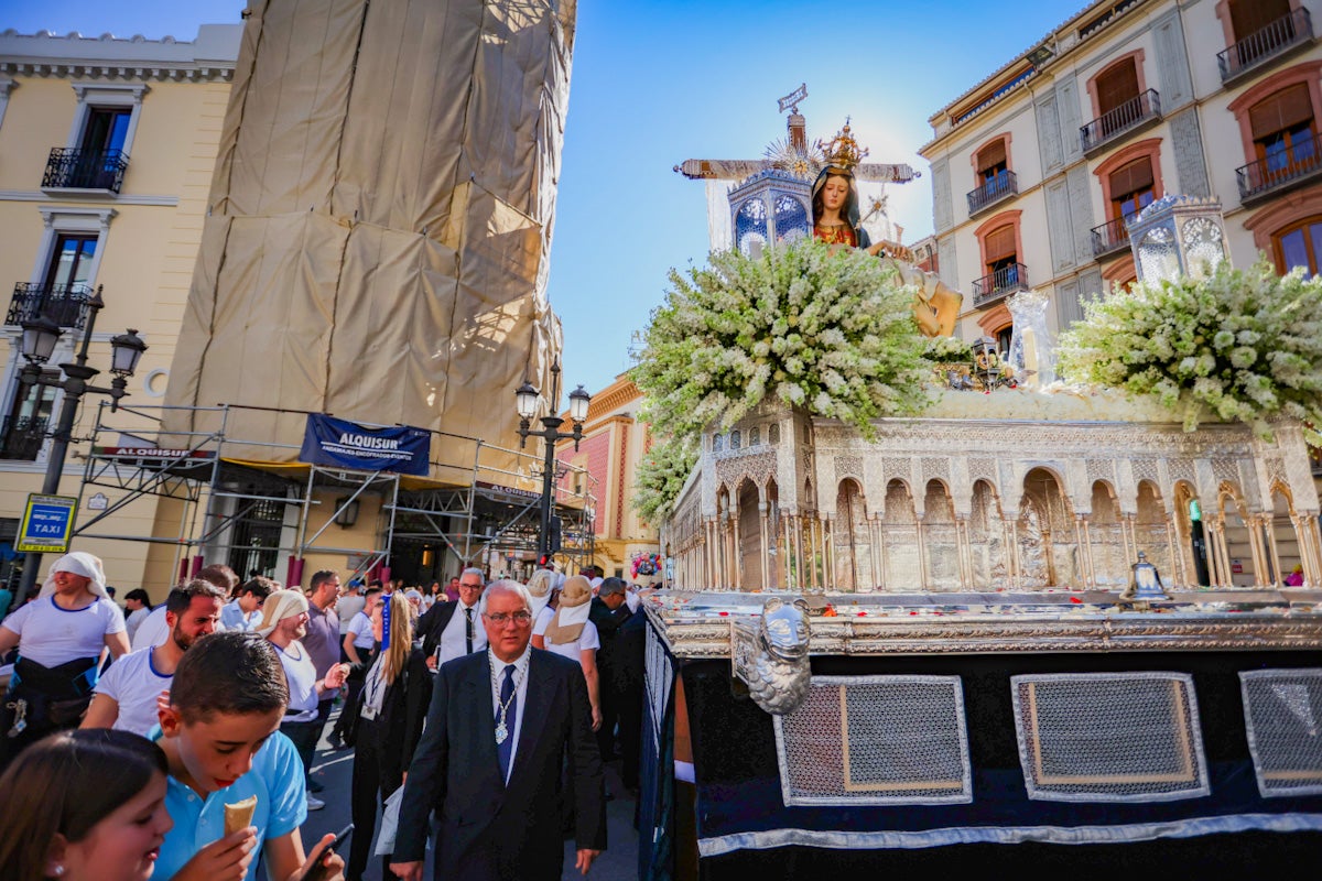 Las imágenes de una procesión histórica: la Alhambra desde Catedral a su templo