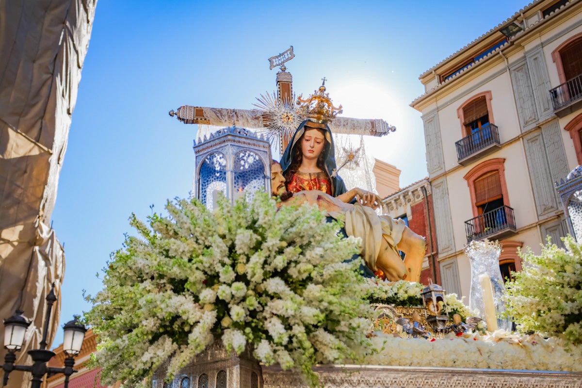 Las imágenes de una procesión histórica: la Alhambra desde Catedral a su templo