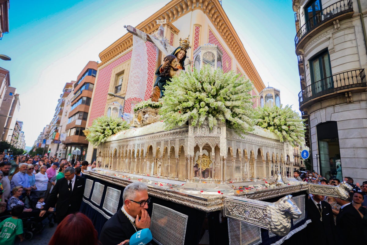 Las imágenes de una procesión histórica: la Alhambra desde Catedral a su templo