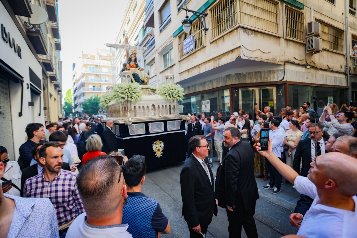 Las imágenes de una procesión histórica: la Alhambra desde Catedral a su templo