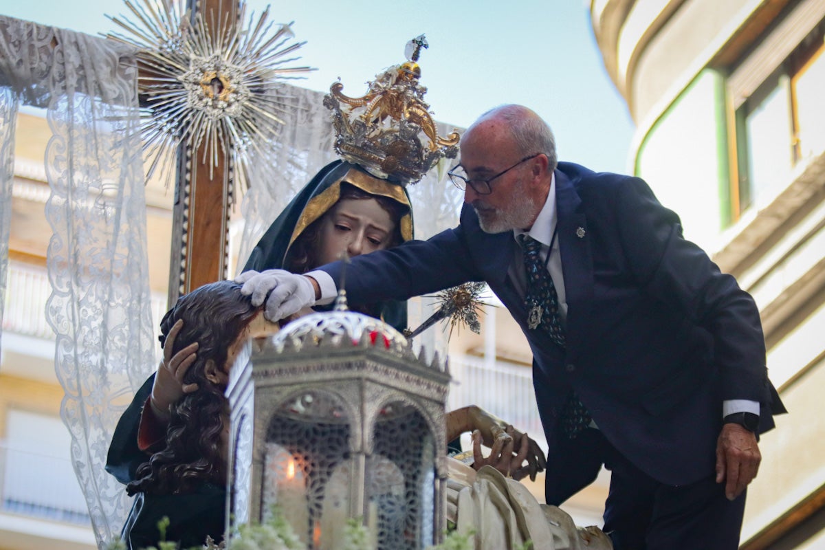 Las imágenes de una procesión histórica: la Alhambra desde Catedral a su templo