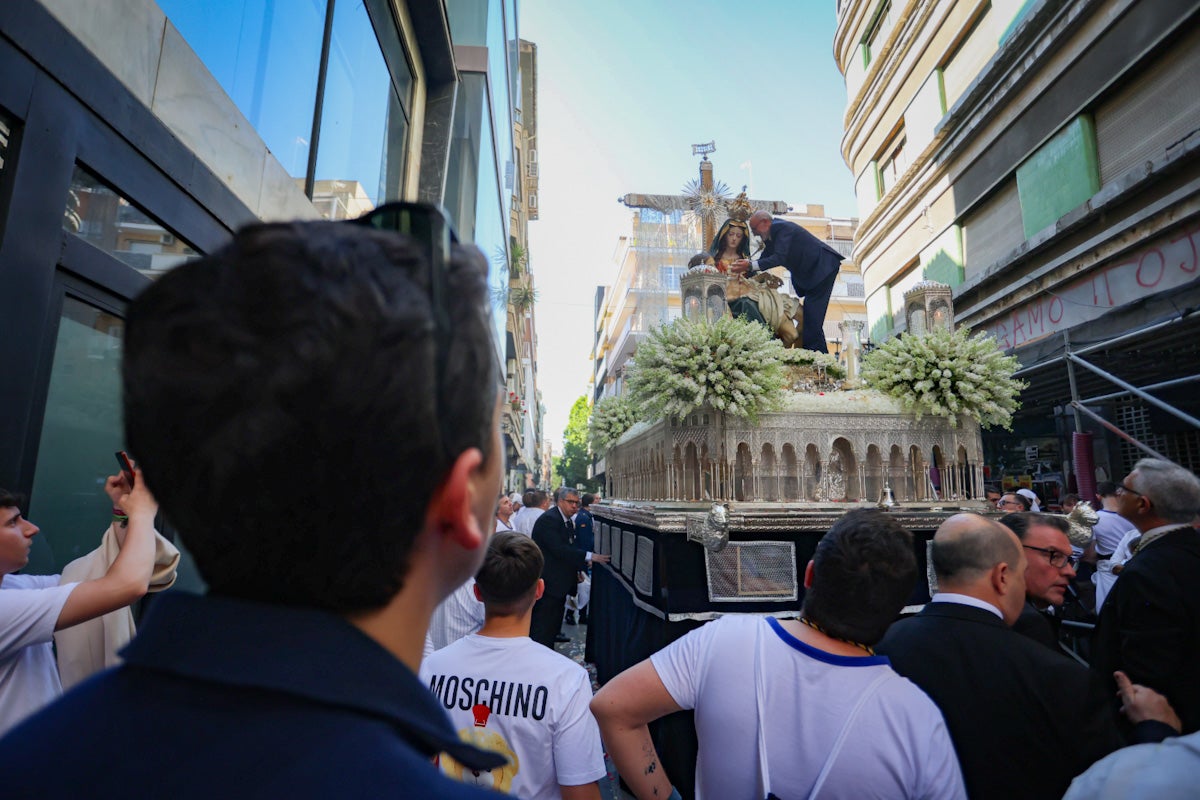 Las imágenes de una procesión histórica: la Alhambra desde Catedral a su templo