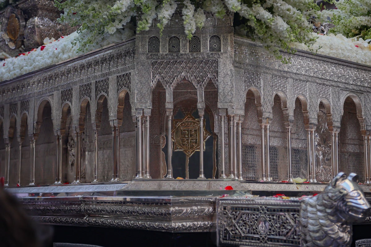 Las imágenes de una procesión histórica: la Alhambra desde Catedral a su templo