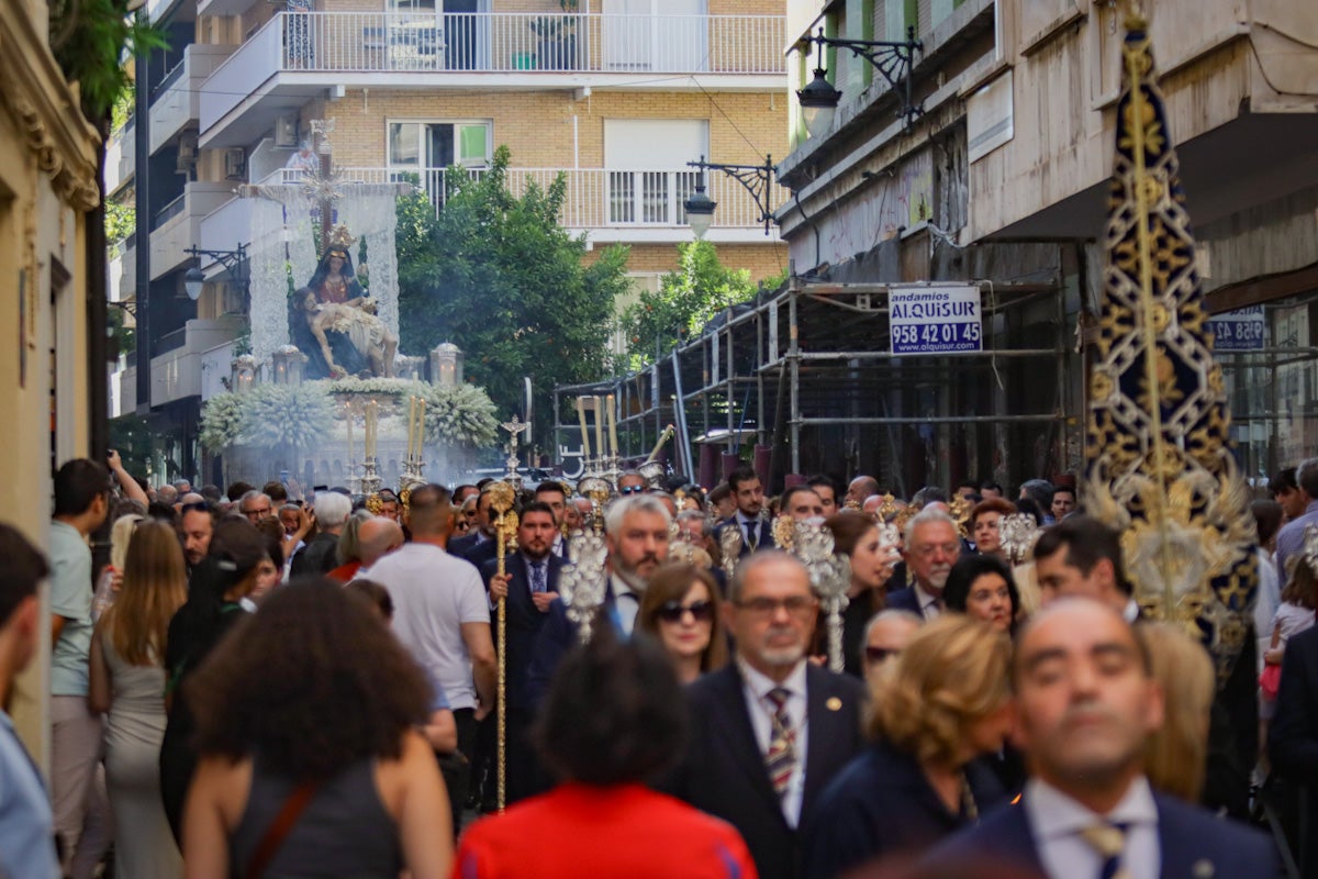 Las imágenes de una procesión histórica: la Alhambra desde Catedral a su templo