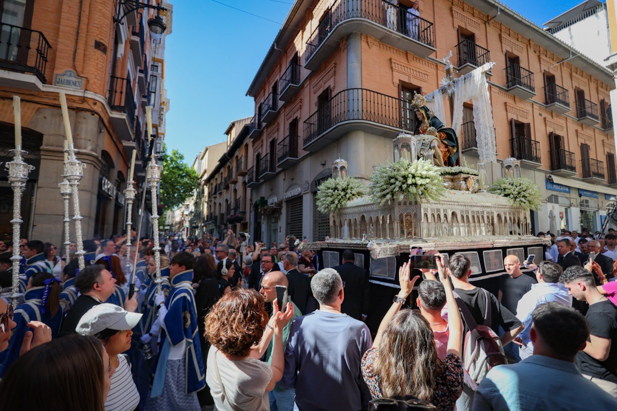 Las imágenes de una procesión histórica: la Alhambra desde Catedral a su templo
