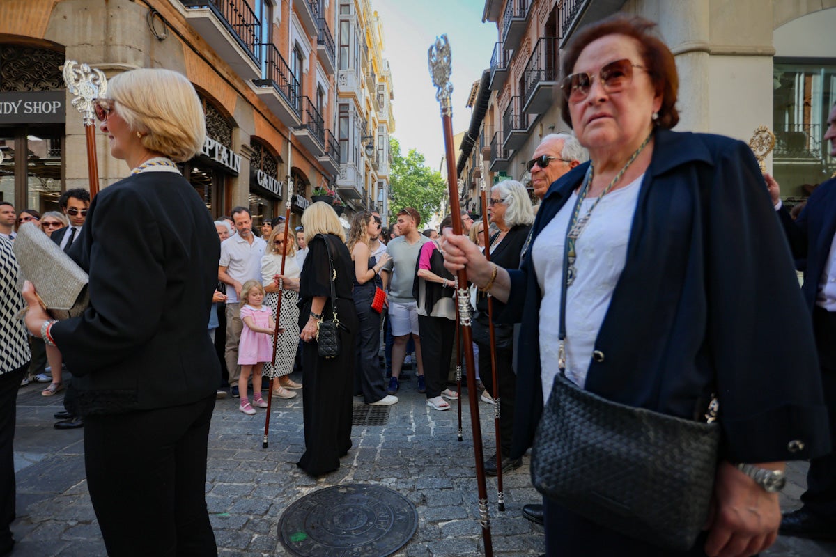Las imágenes de una procesión histórica: la Alhambra desde Catedral a su templo