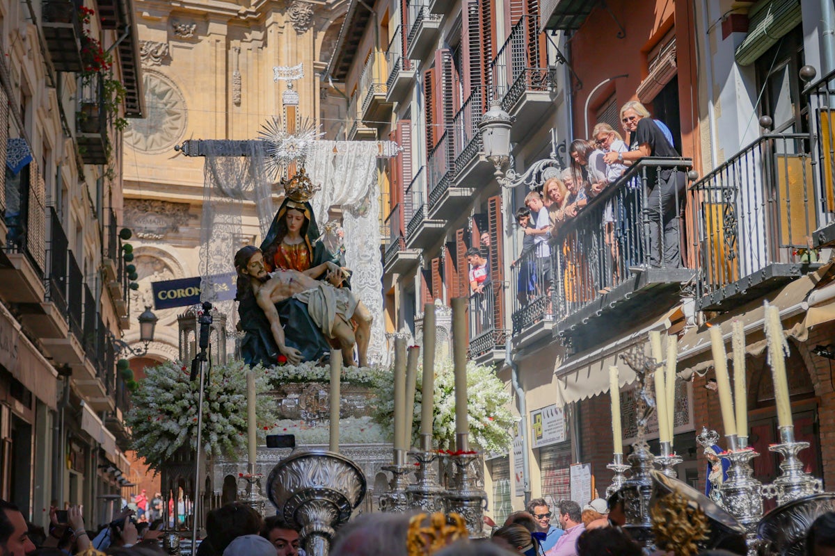 Las imágenes de una procesión histórica: la Alhambra desde Catedral a su templo